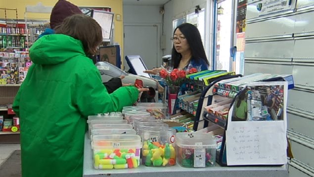 Yaping Xing opère avec son mari un dépanneur à Québec.