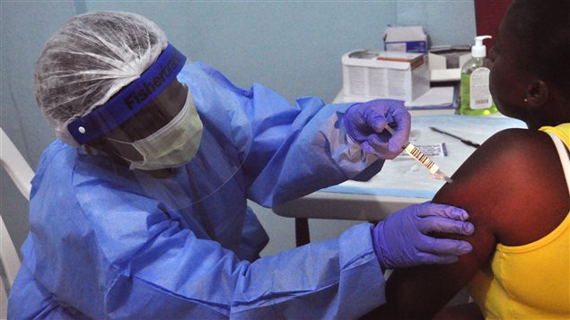 Une femme se fait donner un vaccin dans un hôpital du Libéria, lundi.