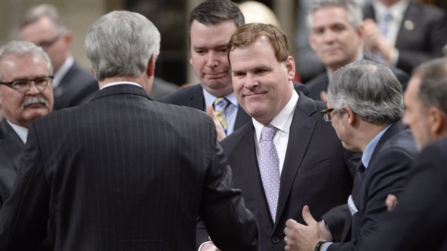 Poignée de mains entre le premier ministre canadien Stephen Harper et son ancien ministre des Affaires étrangèeres John Baird en février dernier.