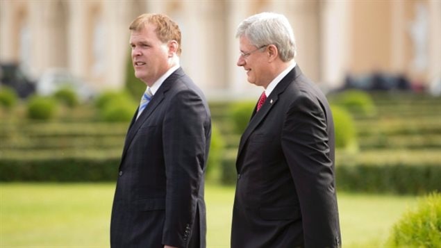 John Baird en compagnie du premier ministre Stephen Harper au printemps 2014, peu de temps après la signature du controversé contrat avec l'Arabie Saoudite.