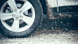 Lorsque le mercure tombe sous les 7 °C, les pneus d’hiver sont scientifiquement supérieurs, même sur route sèche. Pourtant tout près d’un automobiliste sur deux au Canada s’entête à ne pas chausser de pneus d’hiver.