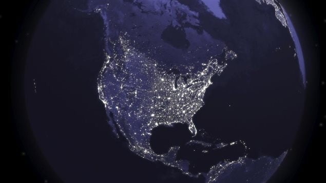 L'image est une vue panoramique du monde depuis la station spatiale. Vous pouvez voir que la population du Canada est principalement implantée le long de la frontière Américaine.