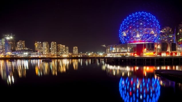 Une vue du centre-ville de Vancouver le soir.