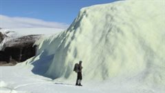 Un chercheur canadien examine le fameux glacier jaune.