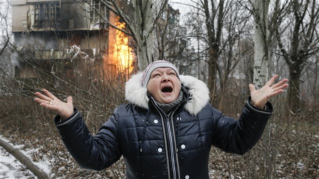 Une femme réagit au bombardement de sa résidence, à Donetsk.