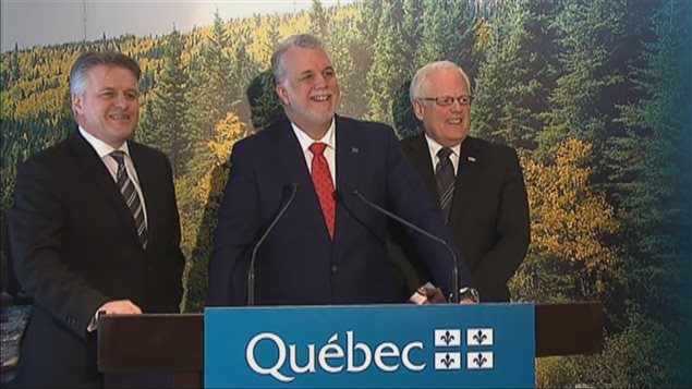 رئيس حكومة كيبيك فيليب كويار (وسط الصورة) معلناً اليوم عن مساعدة قطاع زراعة الغابات