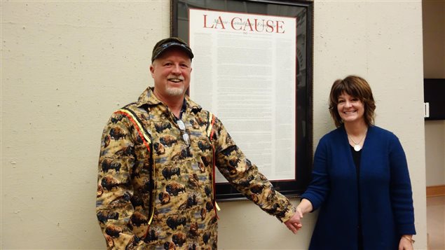 Brad Mix et sa femme Susan devant la reproduction du pamphlet «La Cause» rédigé par son ancêtre, Charles Sauvé, en 1908. 