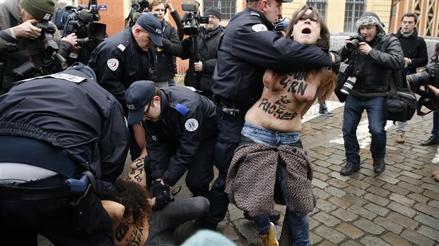 Manifestantes Femen esperaban a DSK a la entrada del Palacio de Justicia de Lille.