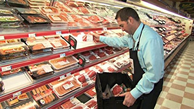 L’organisme Moisson Estrie récupère à son tour de la viande vendue en épicerie dont la date de péremption approche. 