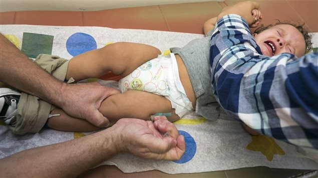 Une garçon d'un an est vacciné contre la rougeole. 