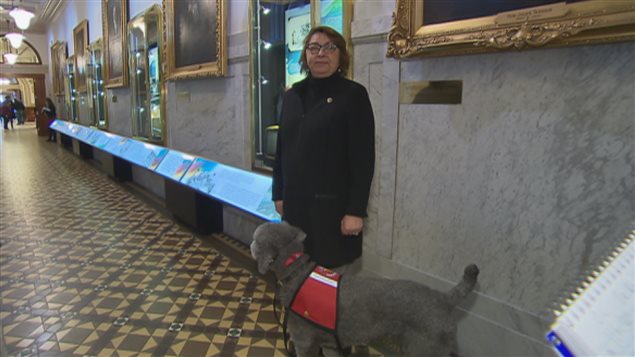 Pepper acompaña fielmente a su ama, la diputada Claire Samson.