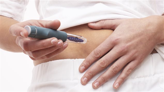 Une femme s'injecte de l'insuline.