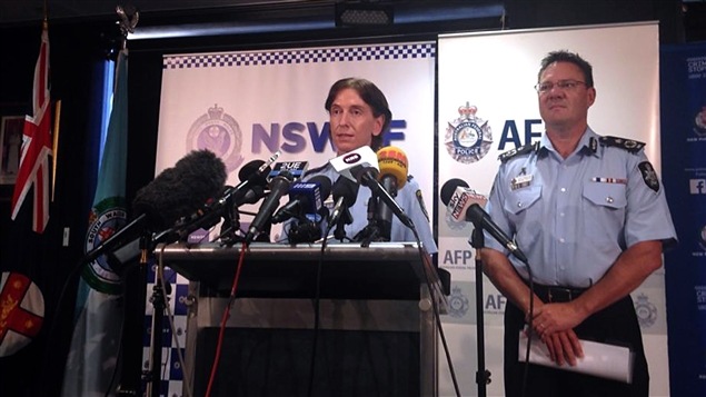 Catherine Burns de la policía de Nueva Gales del Sur y Michael Phelan, de la policía federal australiana. 
