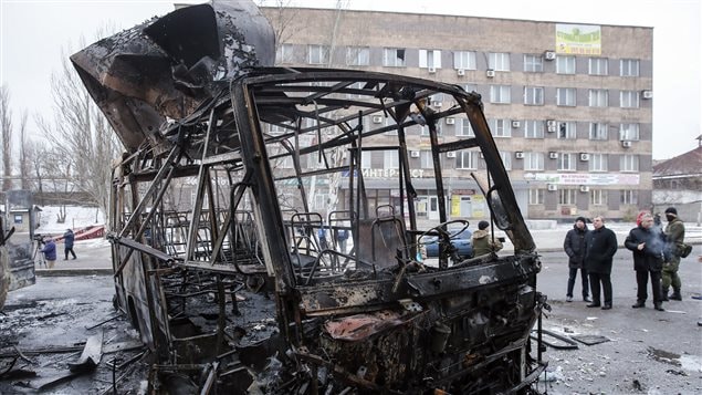 Autobus destruido en las calles de Donetsk.