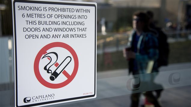Decrece el número de fumadores en Canadá.