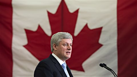 Le premier ministre canadien Stephen Harper annonce que son gouvernement conteste le port du voile intégrale dans les cérémonies d'assermentation de citoyenneté canadienne.