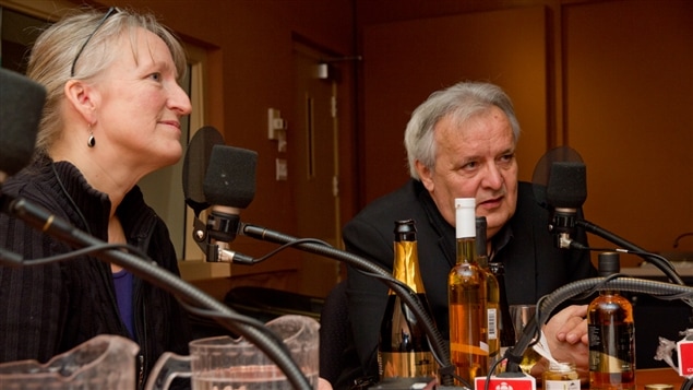 La sommelière Véronique Rivest et l'organisateur du Mondial des cidres, le cidriculteur et viticulteur Francis Lavoie, devant une sélection de cidres du Québec La sommelière Véronique Rivest et l'organisateur du Mondial des cidres, le cidriculteur et viticulteur Francis Lavoie, devant une sélection de cidres du Québec
