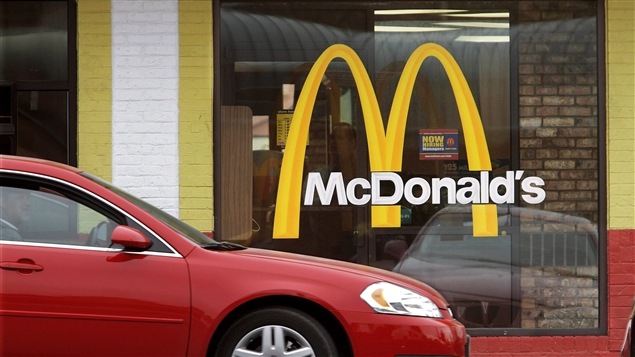 Vitrine d'un restaurant McDonald's Vitrine d'un restaurant McDonald's