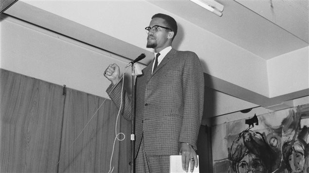 Malcolm X prononce un discours le 22 novembre 1964.