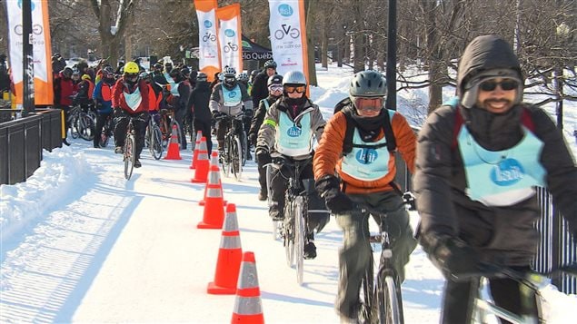 مشاركون في تحدّي ركوب الدرّاجة في عزّ البرد في مونتريال