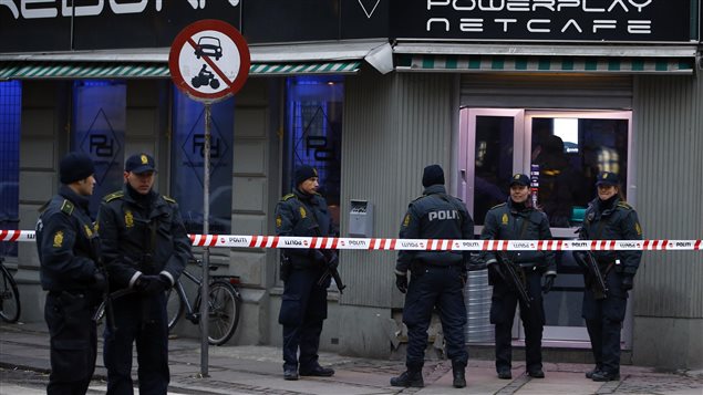 Policías montan la guardia delante del Cibercafé donde se detuvo a los sospechosos. 