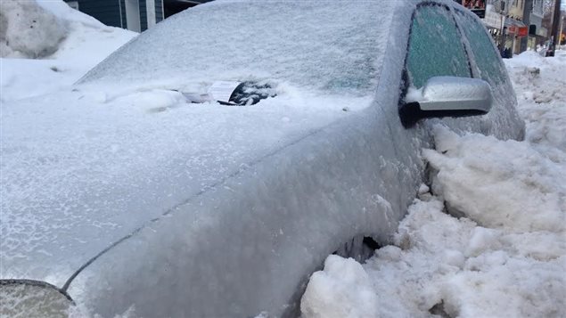 سيّارة غارقة تحت الثلوج في مدينة هليفكس