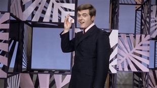 Pierre Lalonde dans un studio de Radio-Canada en 1967.