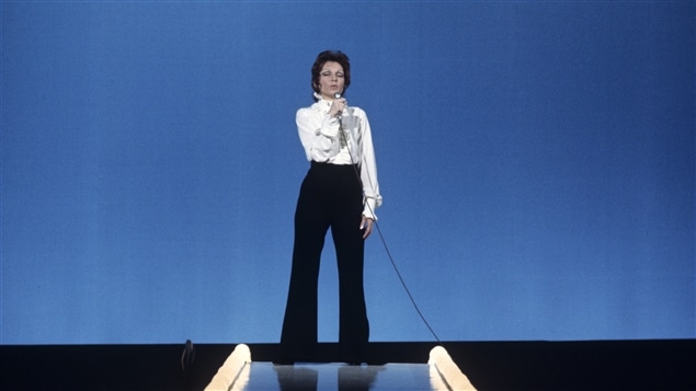 La chanteuse Monique Leyrac durant une prestation sur scène en 1970.