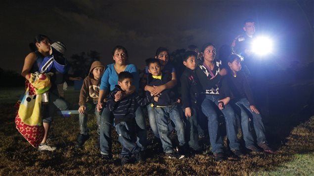 El 24 de junio de 2014, un grupo de mujeres y niños procedentes de Honduras y El Salvador, que entraron ilegalmente a Estados Unidos, fueron detenidos en Granjeno, Texas.  