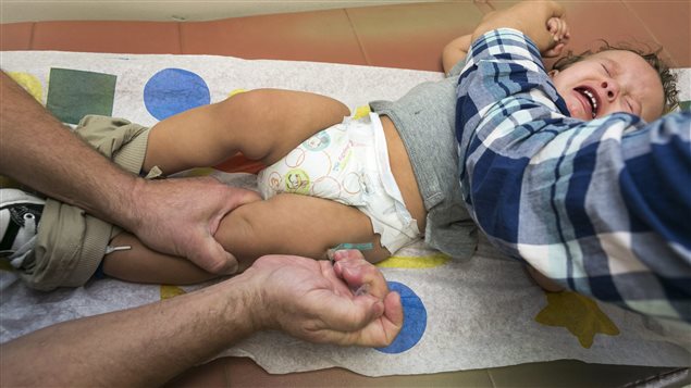 Un bébé est vacciné contre la rougeole Un bébé est vacciné contre la rougeole