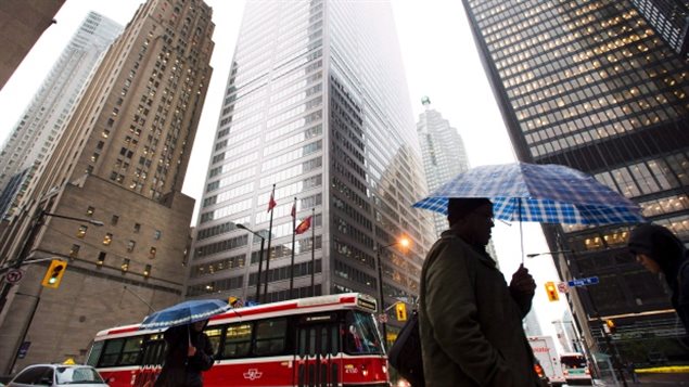 Le quartier financier de Toronto est le lieu de résidence de certaines des plus grandes banques du Canada et du monde. (Nathan Denette / Presse canadienne)