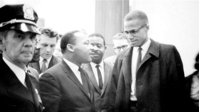 (26 mars 1964) Martin Luther King est photographié avec le prêcheur musulman afro-américain et militant des droits de l'homme, Malcom X.