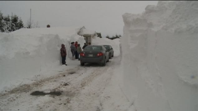 Trois heures de labeur et une douzaine de bons samaritains pour dégager l'entrée vers la maison à Summerside à l'IPE.