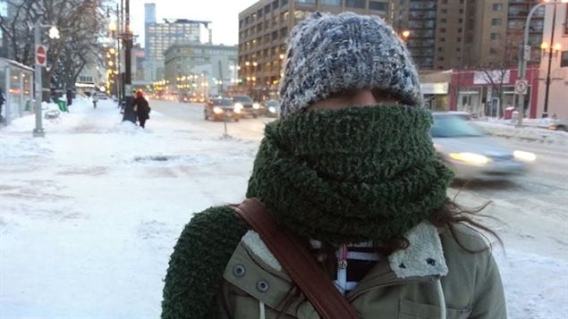 Une femme emmitouflée dans son écharpe se promène avenue Portage à Winnipeg durant l’hiver (archives). Une femme emmitouflée dans son écharpe se promène avenue Portage à Winnipeg durant l’hiver (archives).