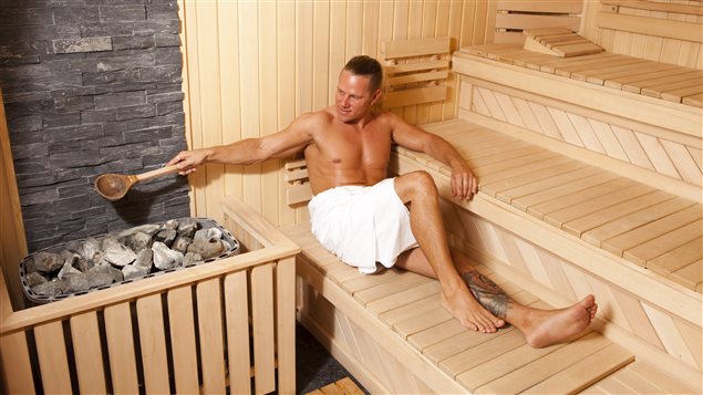 Un homme dans un sauna