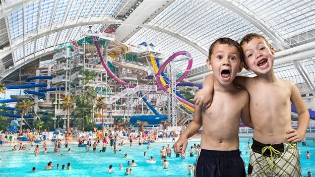 Image publicitaire du West Edmonton Mall montrant la piscine géante intérieure sous structure de verre.