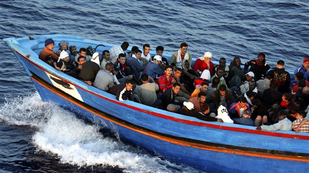 قارب يقلّ مهاجرين غير شرعيين قبالة سواحل لامبيدوزا الايطاليّة في 21 حزيرن يونيو 2014