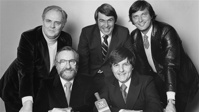 Aux « Jeux olympiques de Lake Placid » en 1980: les commentateurs Raymond Lebrun, Gérard Potvin, Richard Garneau, Pierre Dufault et SergeArsenault.