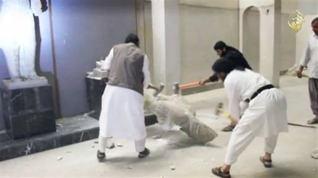 Des djihadistes du groupe armé État islamique détruisent des artéfacts du musée de Mossoul, en Irak. Des djihadistes du groupe armé État islamique détruisent des artéfacts du musée de Mossoul, en Irak.