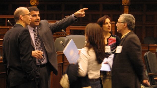النائب الليبرالي عن دائرة لندن اونتاريو خليل رمّال ( رافعا يده) مع القسم العربي في جولة في مقرّ البرلمان
