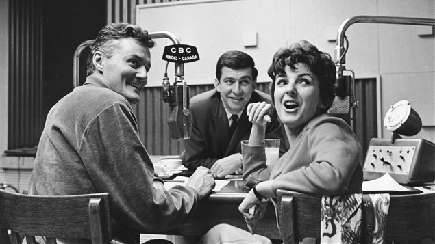 Normand Hudon, Gaétan Montreuil et Dominique Michel à l'émission de radio Jus d'orange et café, en 1961. Normand Hudon, Gaétan Montreuil et Dominique Michel à l'émission de radio Jus d'orange et café, en 1961.
