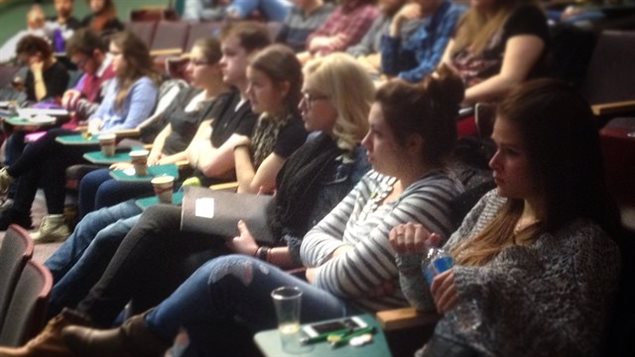 Des étudiants participent à l’assemblée générale annuelle du Regroupement étudiant franco-ontarien.