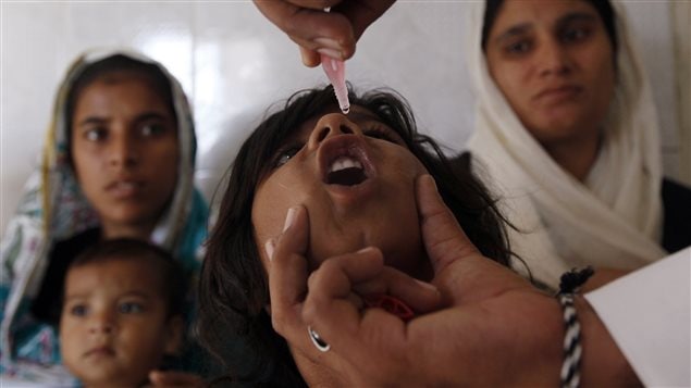 La poliomyélite est causée par le poliovirus. Ce virus se transmet par voie fécale et orale, mais aussi rarement par voie respiratoire. La maladie est très fréquente chez les enfants de cinq ans, mais toutes les personnes non immunisées sont aussi exposées, quel que soit l’âge. La vaccination systématique est recommandée pour le nourrisson à partir de deux mois. Le Pakistan entend vacciner 35 millions d’enfants de moins de 5 ans pour parvenir à éradiquer ce virus en 2016.
