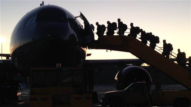 Des soldats canadiens s'embarquent en mission à l'étranger à l'hiver 2015.