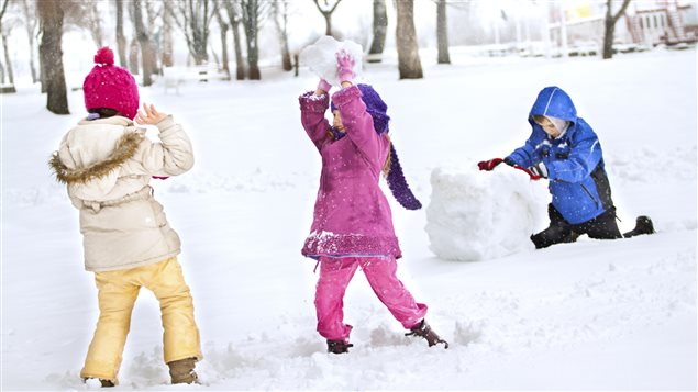 Des enfants s'amusent dans la neige pendant la semaine de relâche. Des enfants s'amusent dans la neige pendant la semaine de relâche.