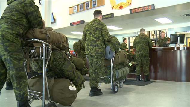 عسكريون كنديون يغادرون كندا نحو أوروبا الشرقية 