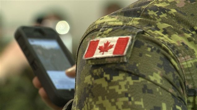 Des soldats canadiens s’embarquent en mission à l’étranger à l’hiver 2015.