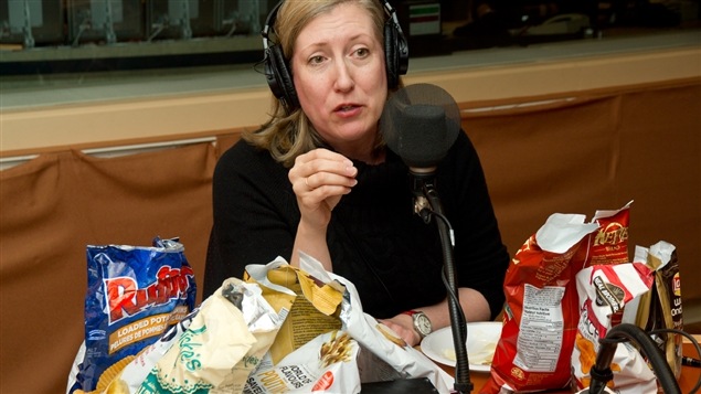 La critique gastronomique Lesley Chesterman derrière une montagne de croustilles La critique gastronomique Lesley Chesterman derrière une montagne de croustilles