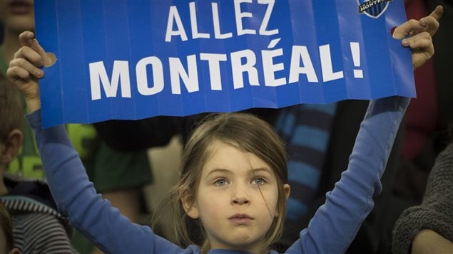 Una niña alienta a su equipo en el partido contra el Toronto FC. "Vamos Montreal" dice su anuncio.