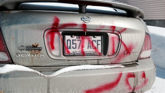 Las letras del grupo racista Klu Klux Klan pintarrajeadas en el auto de un musulmán en Quebec.